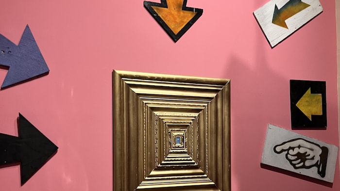 Une oeuvre sur un mur dans un musée.