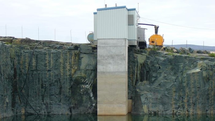 Une station de traitement des eaux au bord d'un mur de roche.