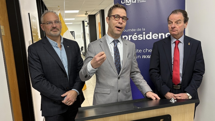 Le président de l’UMQ, Guillaume Tremblay, entouré de Sébastien D’Astous et Serge Allard, maires d’Amos et de Val-d’Or.
