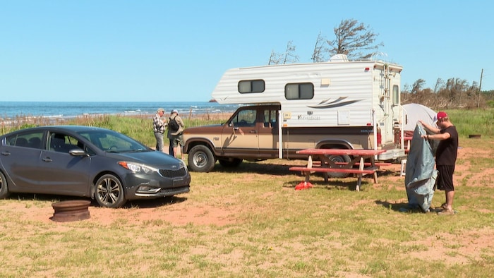 Un camping près d'une plage de l'Île-du-Prince-Édouard.