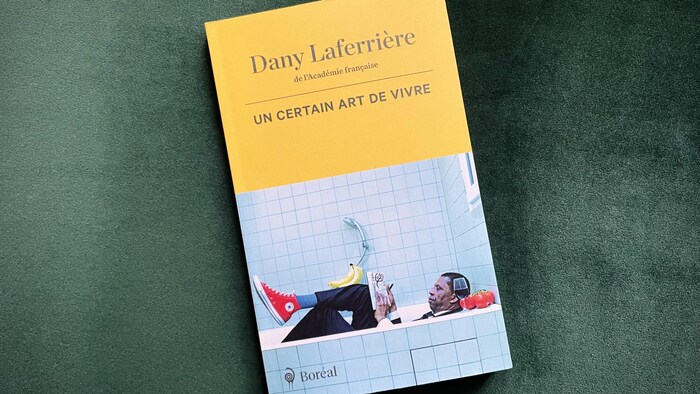La couverture du livre «Un certain art de vivre» montre Dany Laferrière qui lit, couché dans un bain, tout habillé.