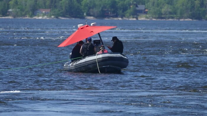 Manitoba RCMP's underwater recovery team was out about 100 metres from the shore at Sturgeon Falls on Sunday. (Walther Bernal/CBC)
