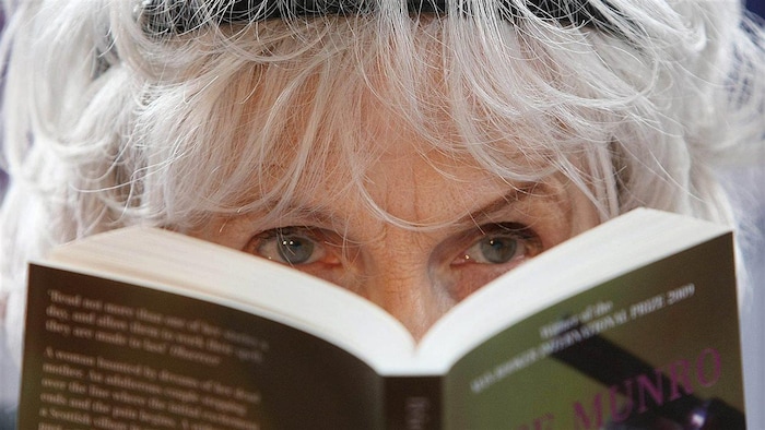 Alice Munro derri&egrave;re un livre.