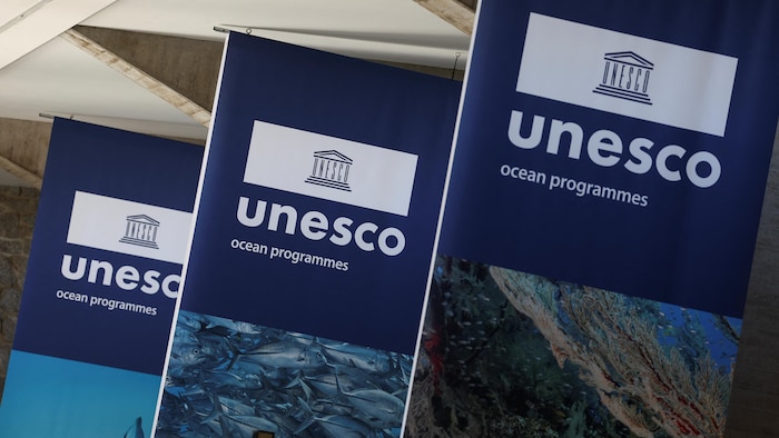 Des banderoles sont accrochées au siège de l'UNESCO à Paris.