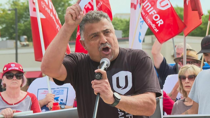 Le président de la section locale 195 d’Unifor, Emile Nabbout, prend la parole lors d’un rassemblement en soutien aux travailleurs de Titan Tool and Die, le 10 septembre 2025.