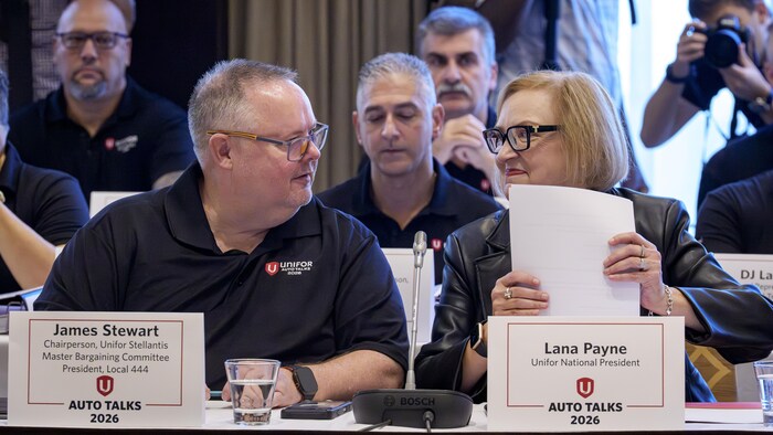 La présidente d’Unifor, Lana Payne, accompagnée de son comité de négociation, rencontre le PDG de Stellantis Canada, Trevor Longley.