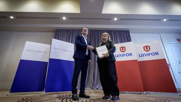 La présidente d’Unifor, Lana Payne, accompagnée de son comité de négociation, rencontre le PDG de Stellantis Canada, Trevor Longley, pour entamer les négociations en vue d’une nouvelle convention collective, à l’hôtel Sheraton de Toronto, le 1er septembre 2026. Unifor représente quelque 6000 travailleurs de l’usine d’assemblage de Stellantis à Windsor.