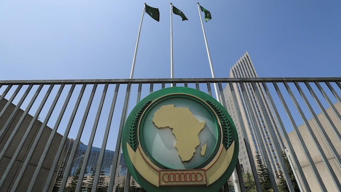 Le logo de l'Union africaine est visible devant son siège en Éthiopie.