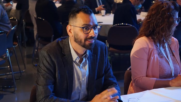 Mathieu Lapointe est à la table des discussions lors des assises. 