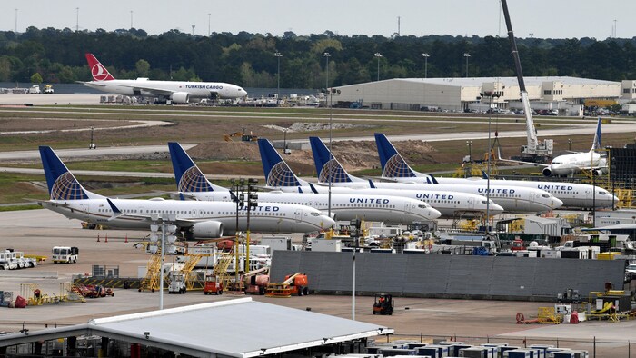 Plusieurs avions de United Airlines, dont un modèle Boeing 737 MAX 9, sont photographiés à l'aéroport George Bush Intercontinental de Houston.