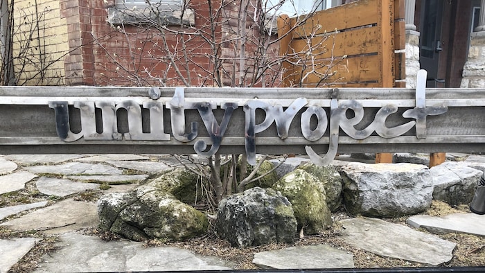L’enseigne d’Unity Project devant l’édifice de l’organisme.