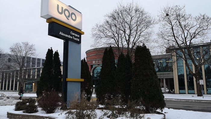 L'Université du Québec en Outaouais l'hiver.