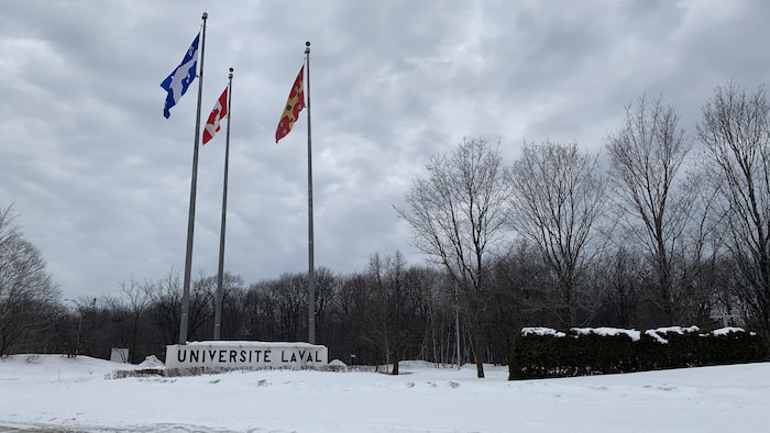 Une entrée de l'Université Laval, en hiver
