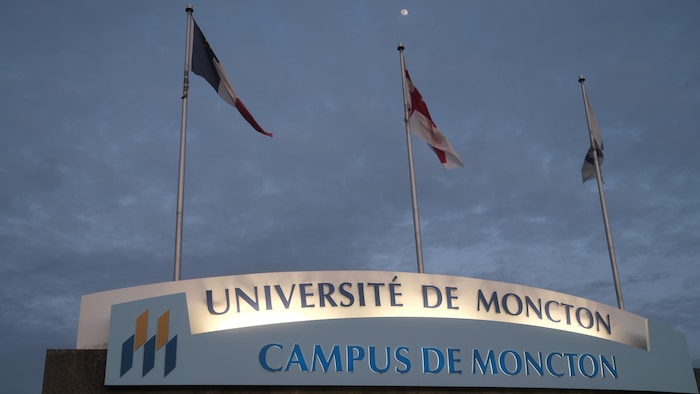 L'affiche à l'entrée du campus de Moncton de l'Université de Moncton 2025.