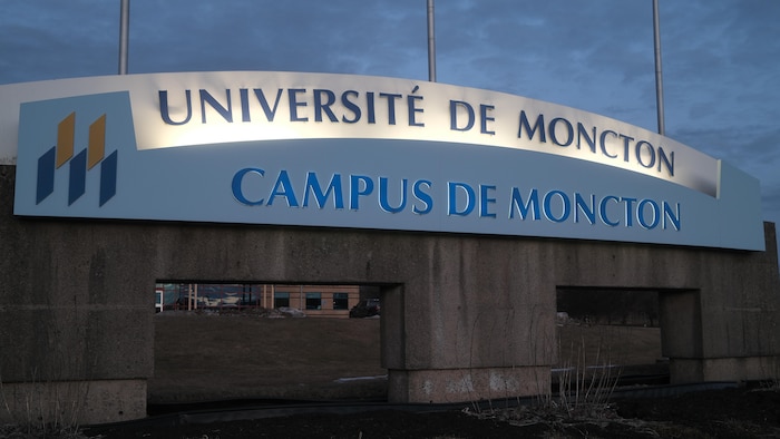 L'enseigne de l'Université de Moncton, campus de Moncton la nuit.