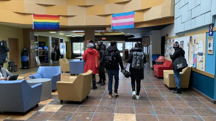 Des étudiants marchant dans un corridor de l'université.