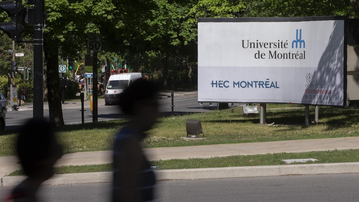 L'enseigne indiquant l'Université de Montréal et le pavillon des HEC.