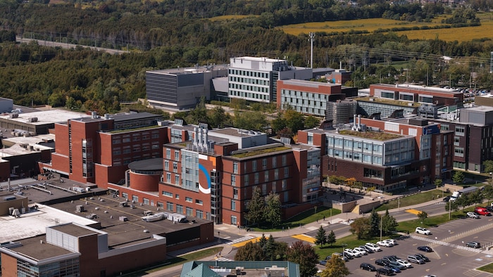 Images aériennes (drone) du campus de l’Université Ontario Tech à Durham.