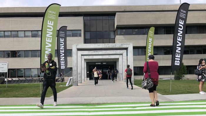 Des étudiants entrent à l'UQAC.