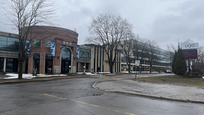 La devanture de l'Université du Québec en Outaouais.