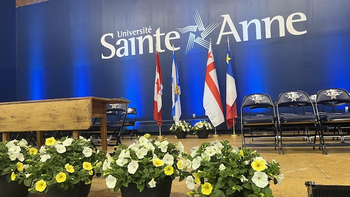 Un estrade avec le logo de l'Université Sainte-Anne.