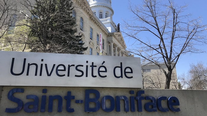 Un panneau sur lequel il est écrit Université de Saint-Boniface devant l'édifice.
