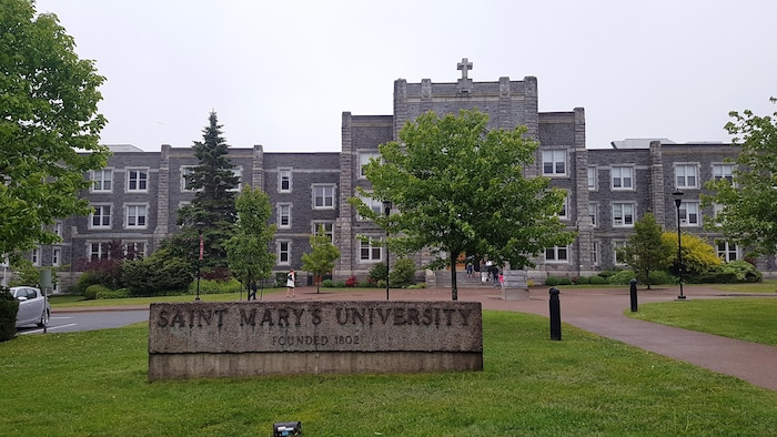 Enseigne devant l'Université Saint Mary's à Halifax en juin 2018.