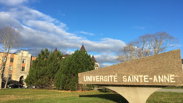 Entrée de l'Université Sainte-Anne le 1er novembre 2019.