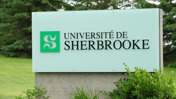 Un panneau avec le logo de l'Université de Sherbrooke. 