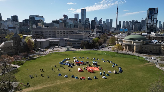 Vue aerienne du campement propalestinien situé au King's College Circle de l'Université de Toronto, le 2 mai 2024.