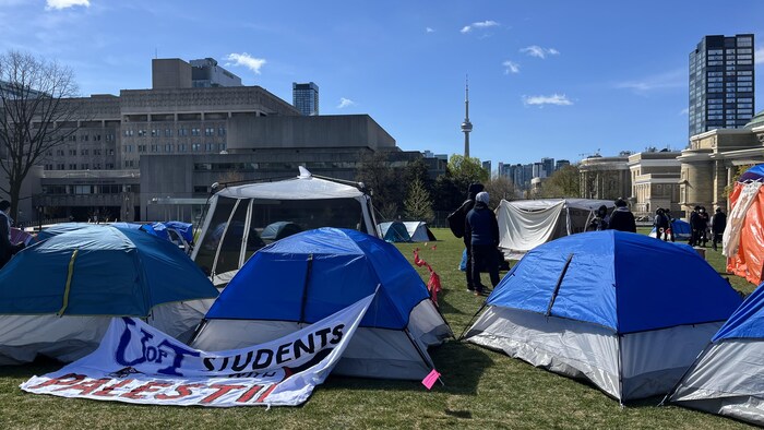 Des tentes sont installées sur la pelouse du cercle King's College de l'Université de Toronto avec une affiche qui porte l'inscription « U of T Students with Palestine », le 2 mai 2024.