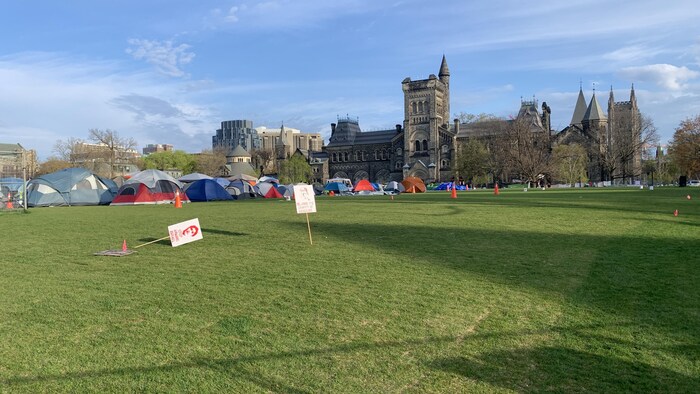 Des tentes sur la pelouse du cercle King's College à l'Université de Toronto le 3 mai 2024.