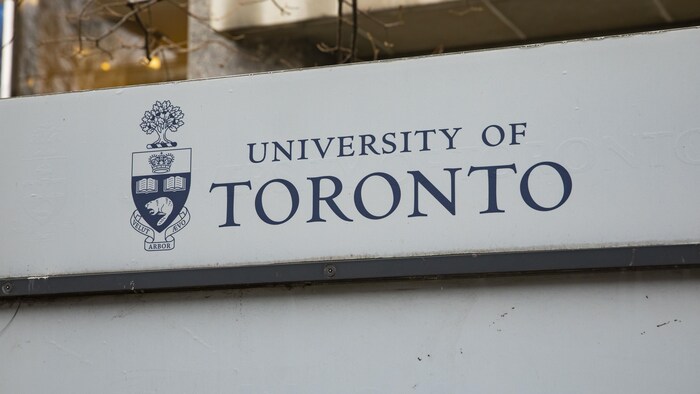 L'affiche indiquant l'Université de Toronto.