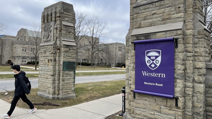 Une bannière de l'Université Western de London en Ontario.
