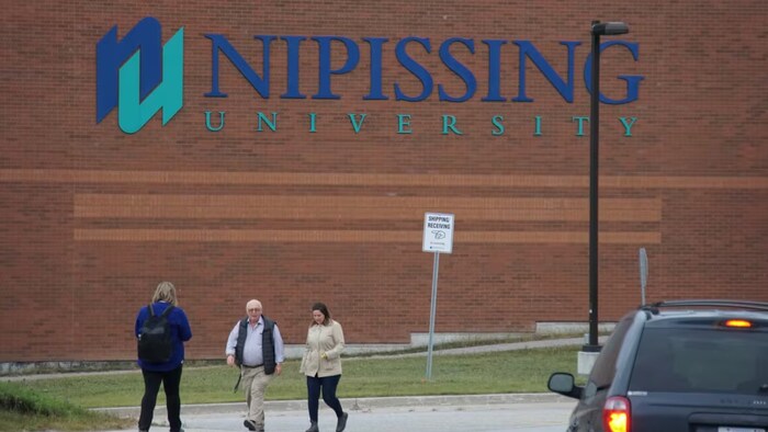 Des gens marchent à l'Université de Nipissing.