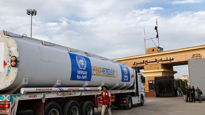 شاحنة صهريج محمّلة بالوقود تابعة للـ’’أونروا‘‘ تستعد لدخول قطاع غزة من معبر رفح على الحدود مع مصر.