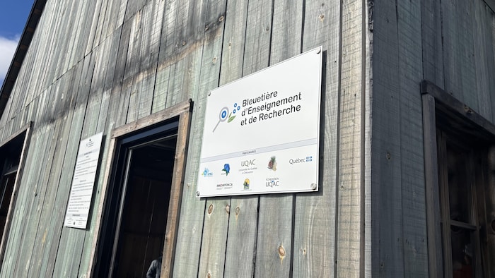 L'affiche qui est installée sur la cabane et qui indique les différents partenaires. 