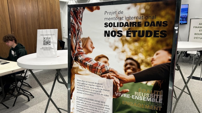 Une affiche qui indique : « solidaire dans nos études ».