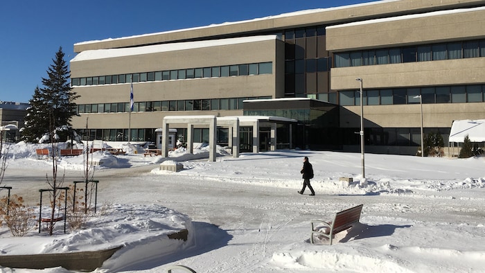 L'e pavillon principal de l'UQAC l'hiver.