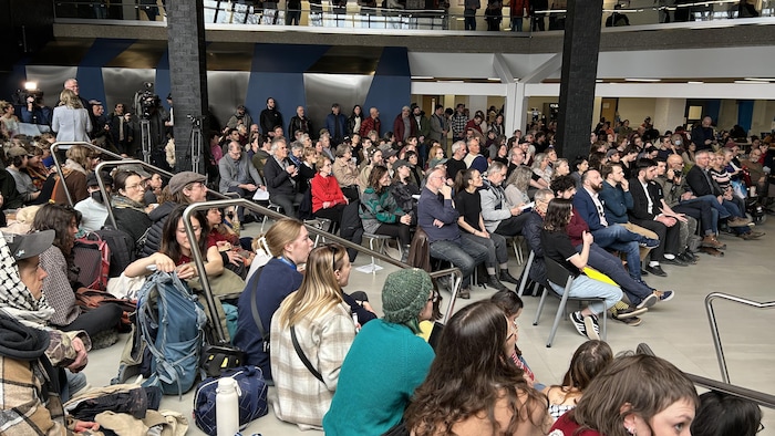 Des citoyens écoutent les candidats lors d'un débat à l'UQAR.