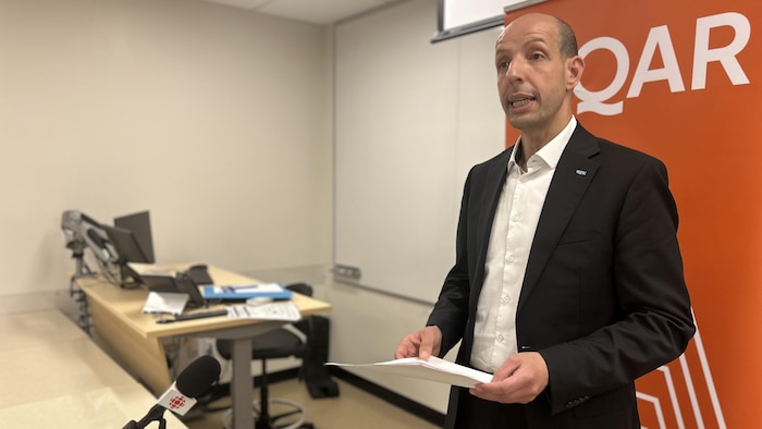 Adel O. Dahmane parle dans une salle de classe.