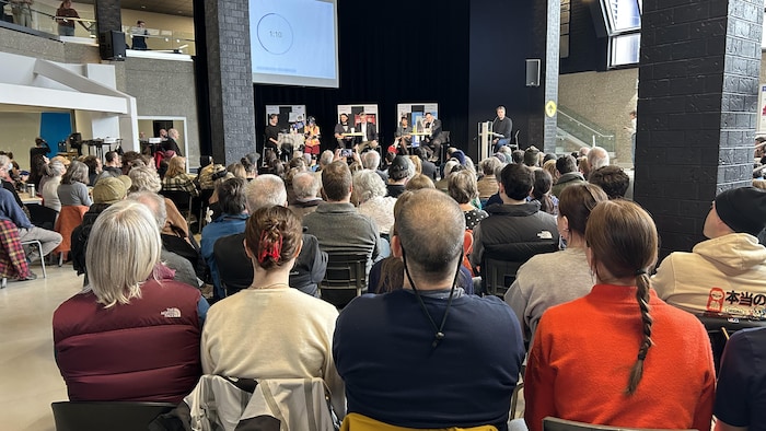 Des citoyens attentifs lors du débat électoral .organisé par le Club politique de l'UQAR.