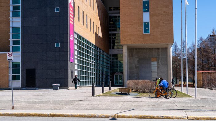 Entrée de l'Université du Québec en Abitibi-Témiscamingue, campus de Rouyn-Noranda. 