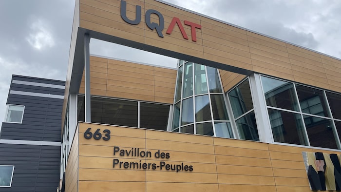 La bâtisse extérieure du pavillon des Premiers-Peuples de l'Université du Québec en Abitibi-Témiscamingue au campus de Val-d'Or.