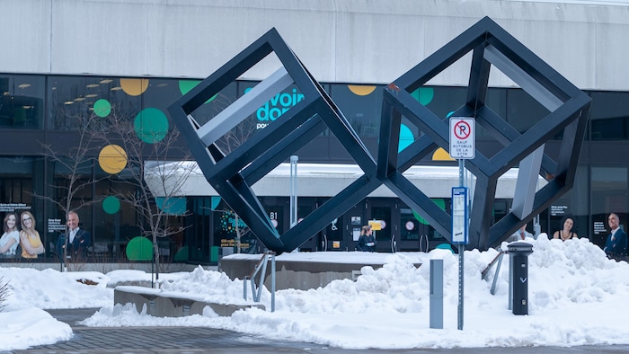 La structure des cubes à l'Université du Québec à Trois-Rivières en hiver.