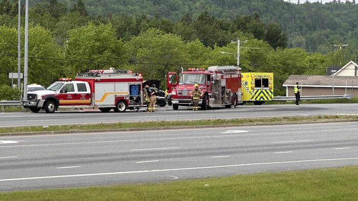 Deux autopatrouilles du Service de police de Saguenay, une ambulance et deux fourgons du service de sécurité incendie.