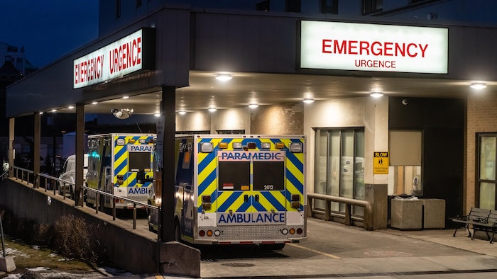 Deux ambulances à l'entrée d'une urgence. 