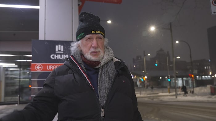 Un homme devant un hôpital.