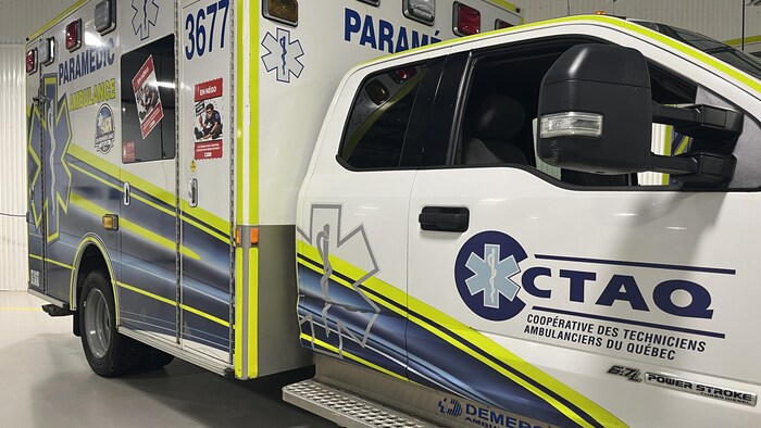 Une ambulance stationnée dans un garage.