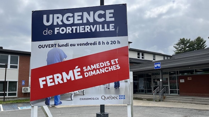 Une affiche indiquant la fermeture de l'urgence la fin de semaine.